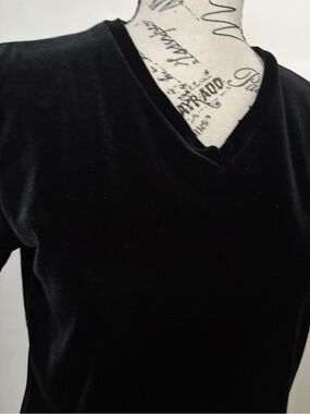 Liz Claiborne Black Velvet Short Sleeve V-Neck Top
